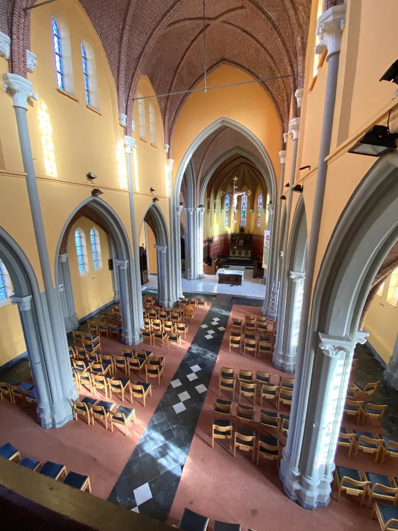 Overzicht van het interieur van de kerk voor de verbouwingen