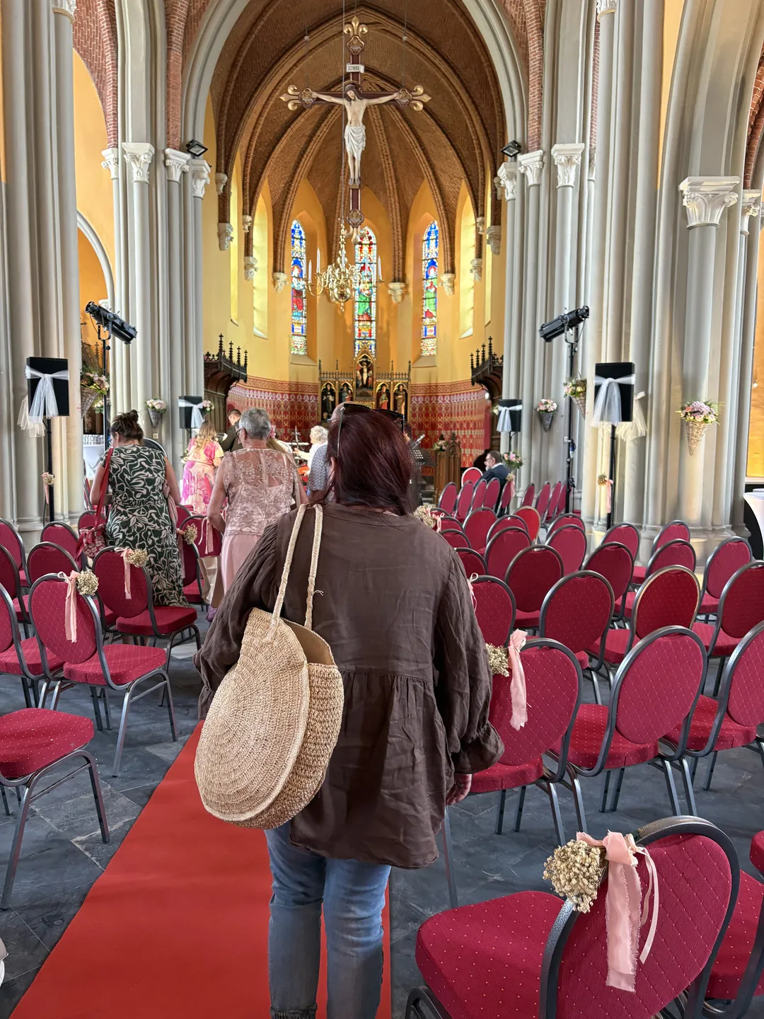 Ingericht interieur van de kerk in Maldegem voor een ceremonie