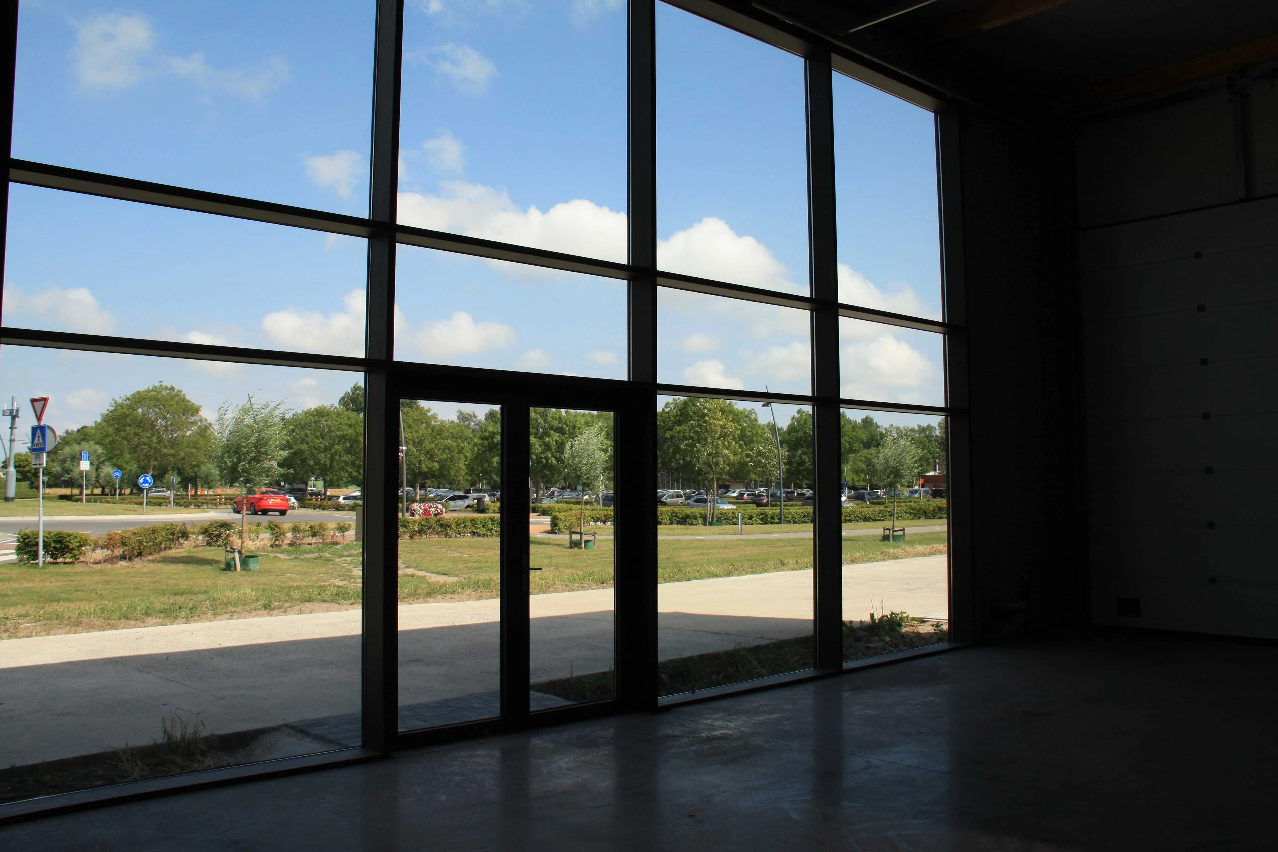 Interieur van de loods in Sluis