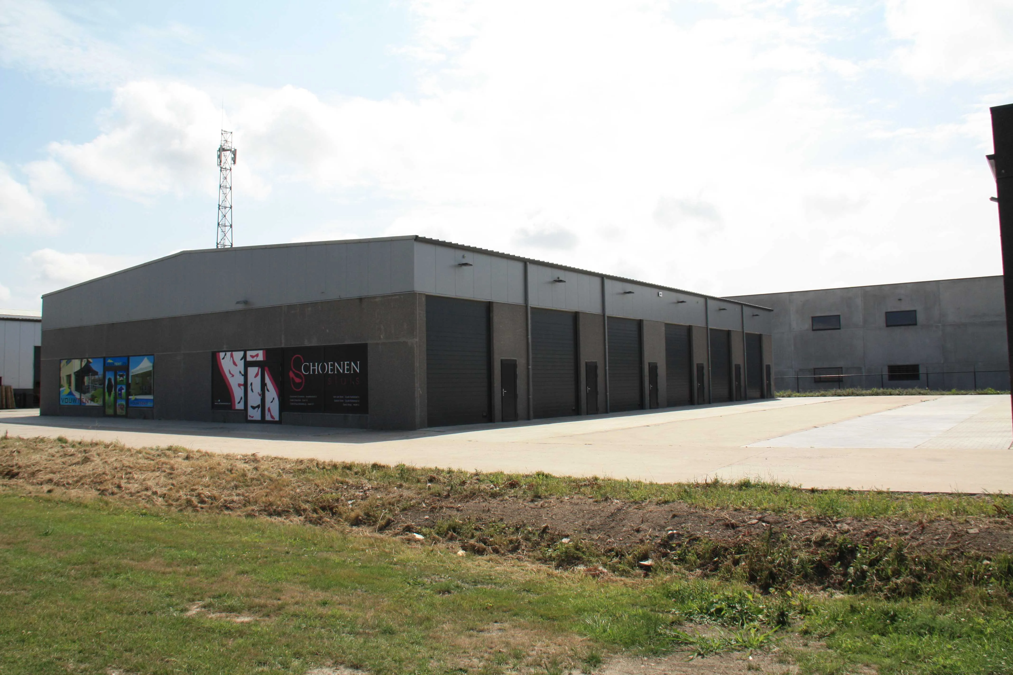 Generieke loodsen achter hoofdcomplex in Sluis