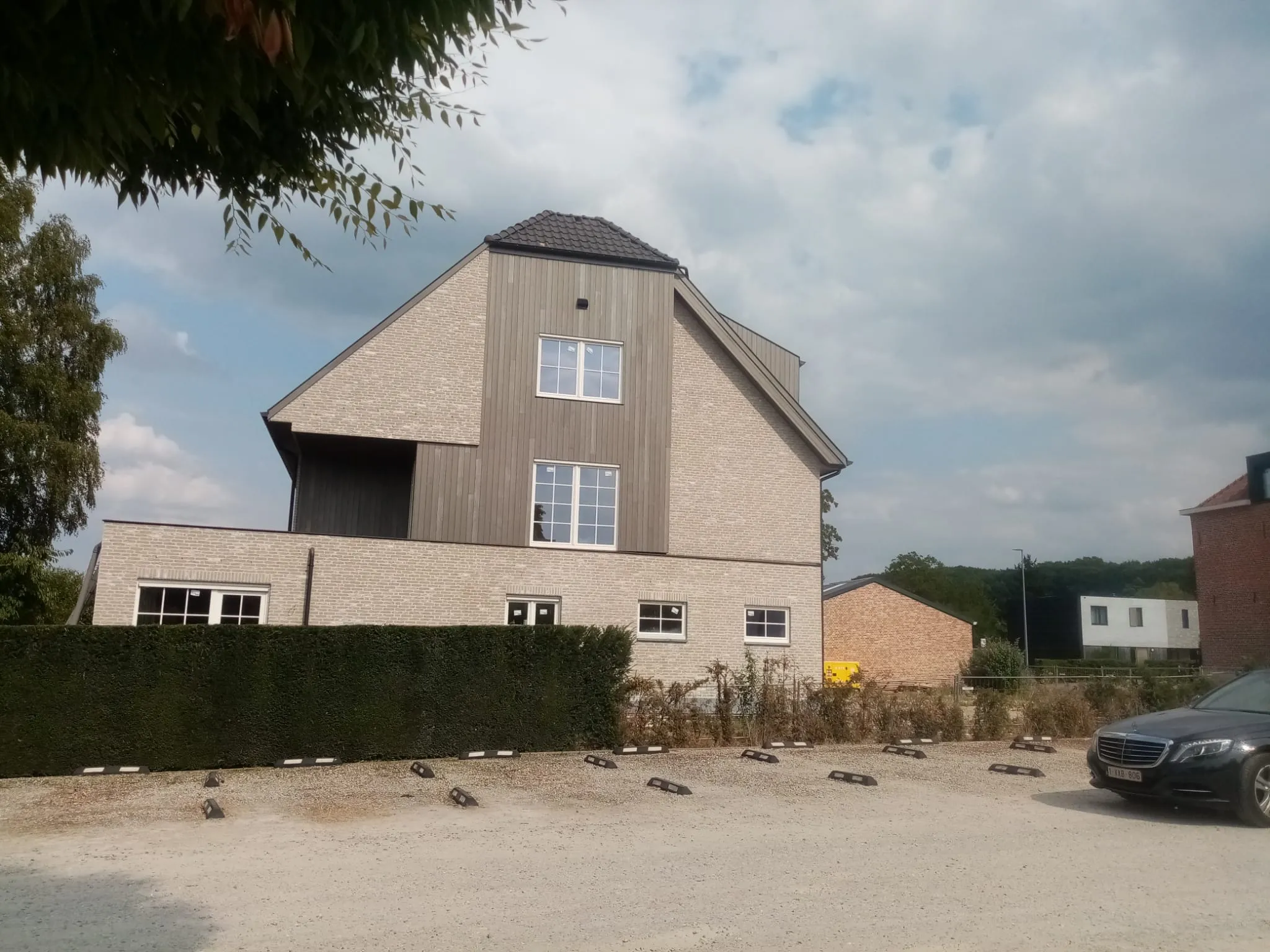 Meergezinswoning in Holsbeek met parkeerplaatsen aan de achterzijde