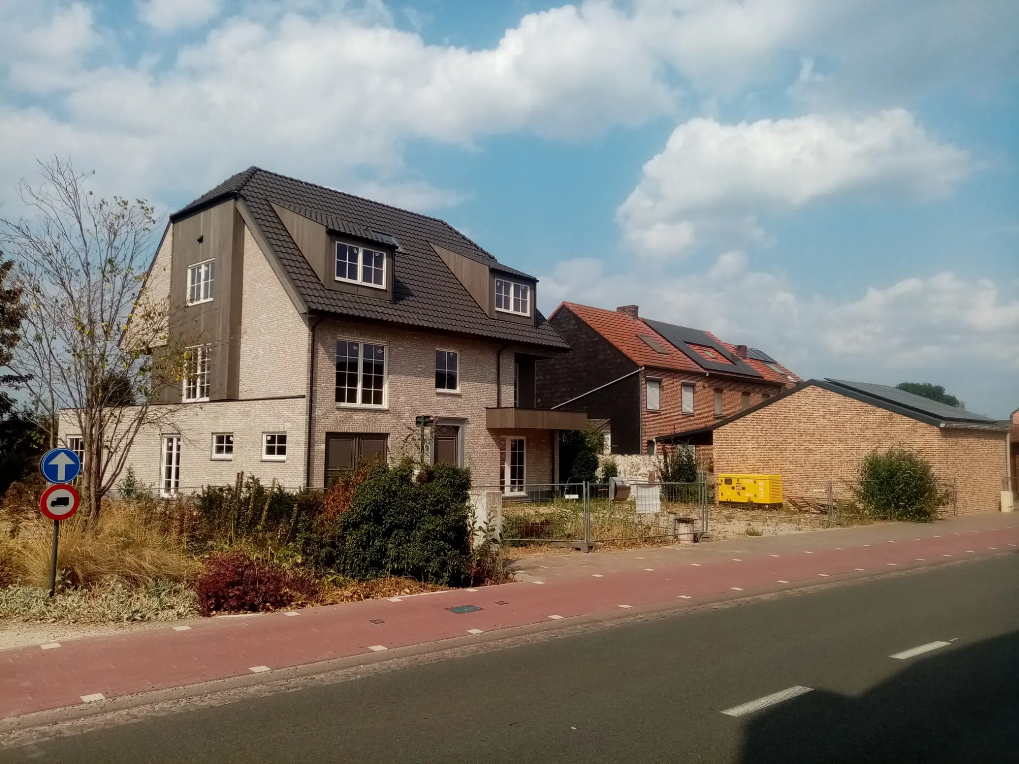 Straatbeeld van de meergezinswoning aan de Kortrijksebaan in Holsbeek