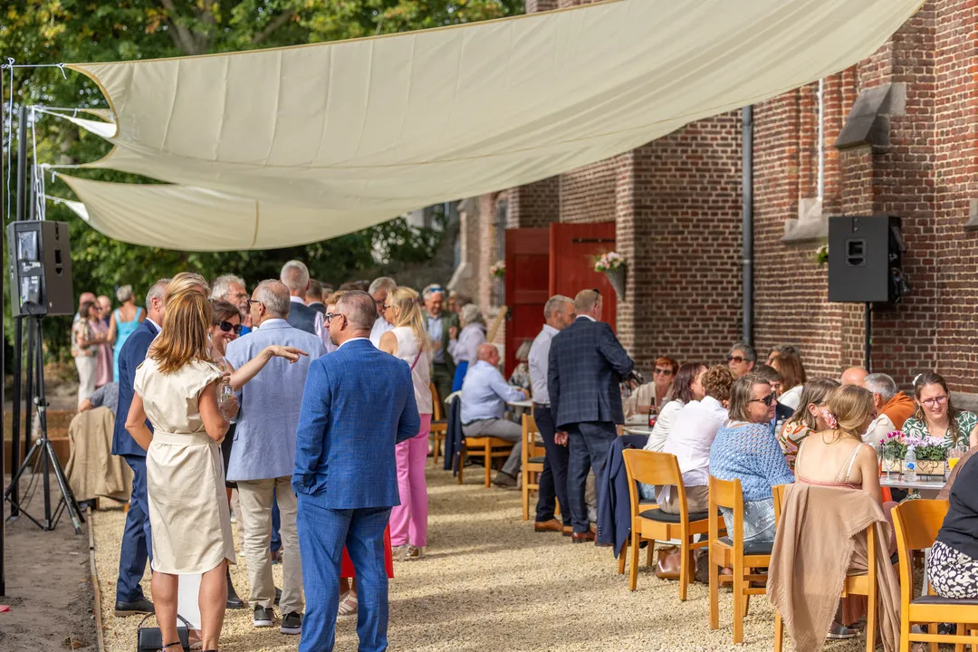 Sfeerfoto op het buitenplein in de kerk van Maldegem