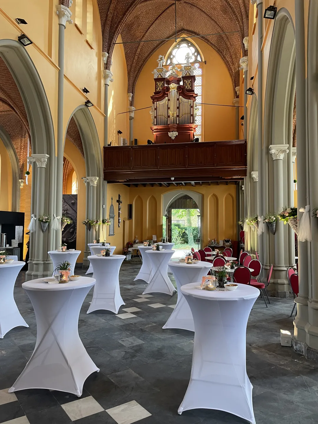 Interieur afbeelding tijdens een receptie in de kerk van Maldegem