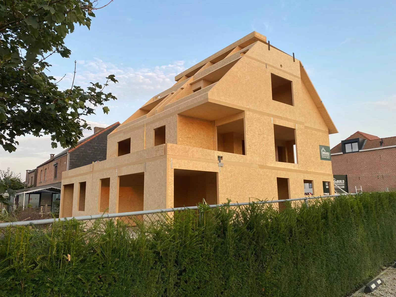 Ruwbouw in houtmassiefbouw van de meergezinswoning in Holsbeek