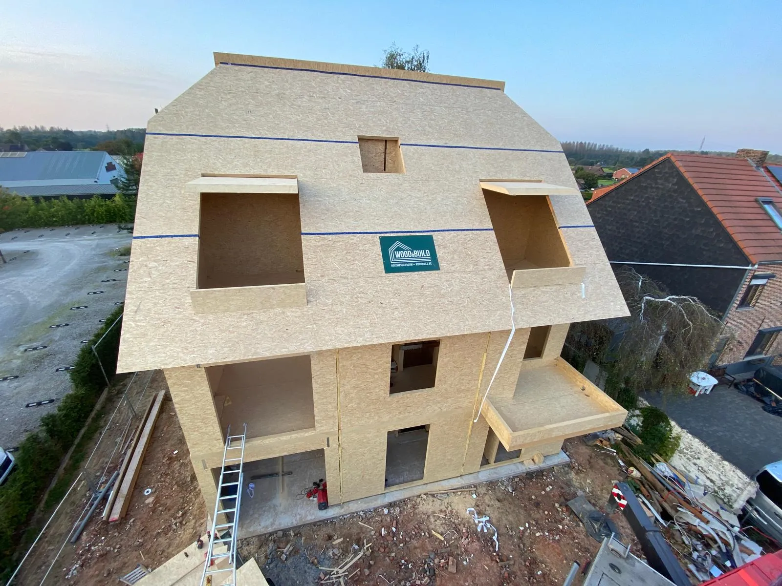 Luchtbeeld van de houtmassiefbouwstructuur tijdens de opbouw in Holsbeek