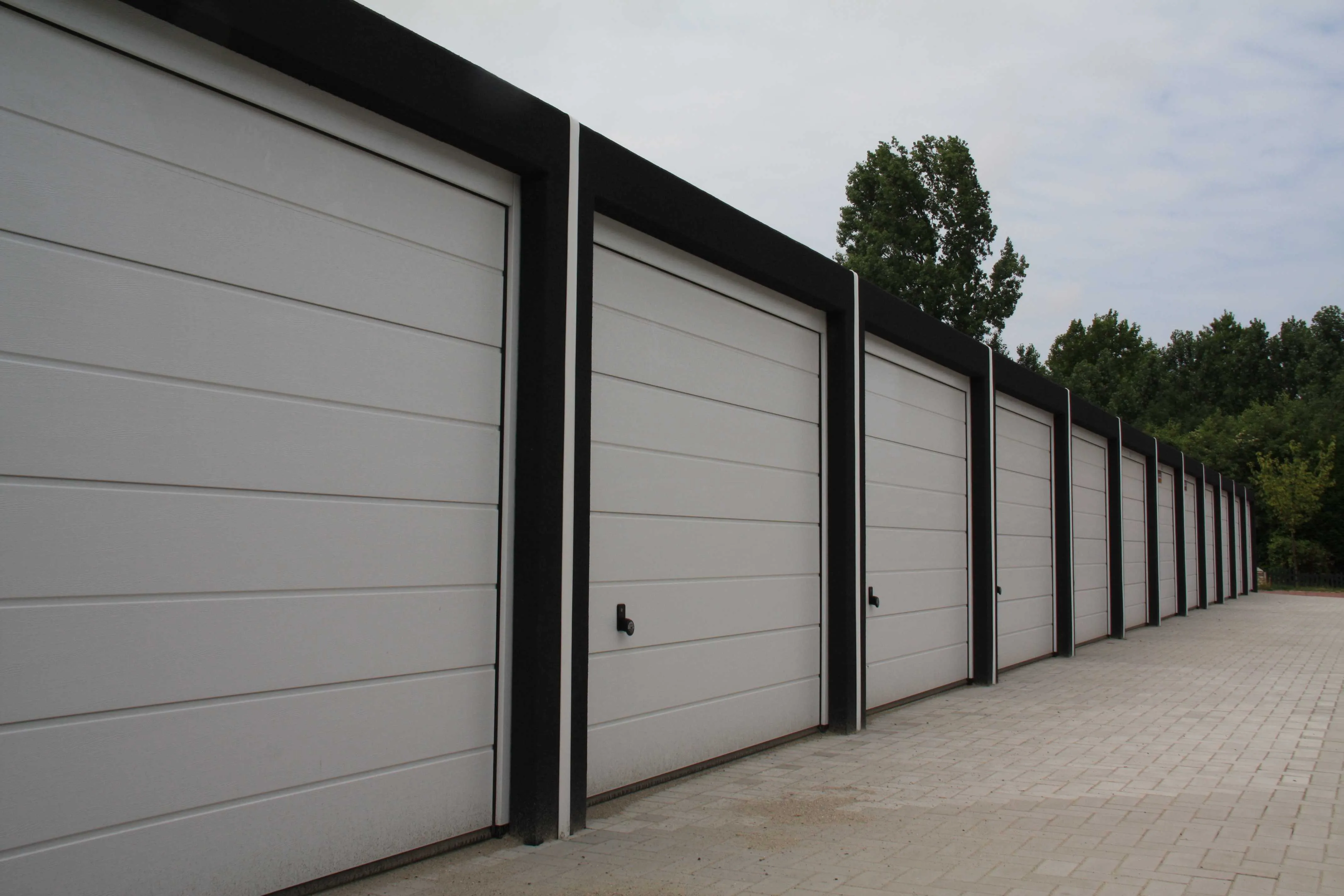 Garages in Schoondijke, Tragel
